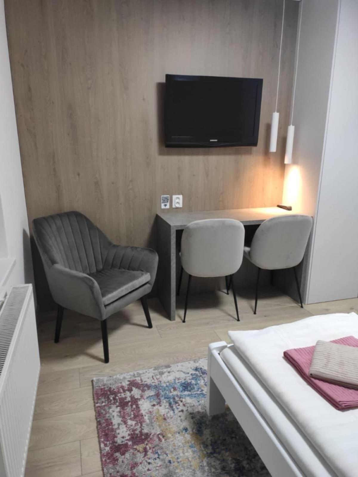 Privat Julia Hotel Vrbov Exterior photo